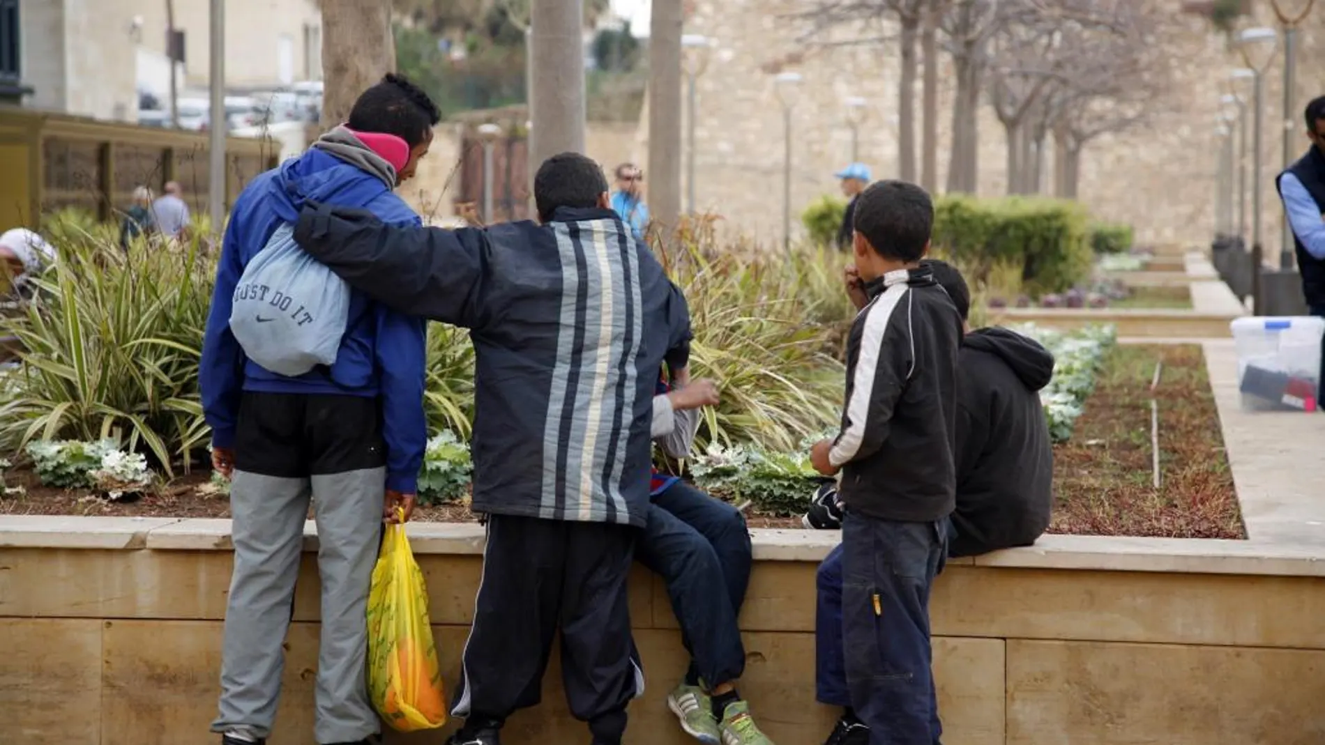 Menores no acompañados en la Plaza de las Culturas de Melilla.