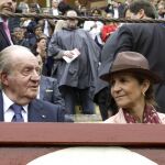Don Juan Carlos conversa con la infanta Elena en los tendidos de la plaza de toros de Jerez