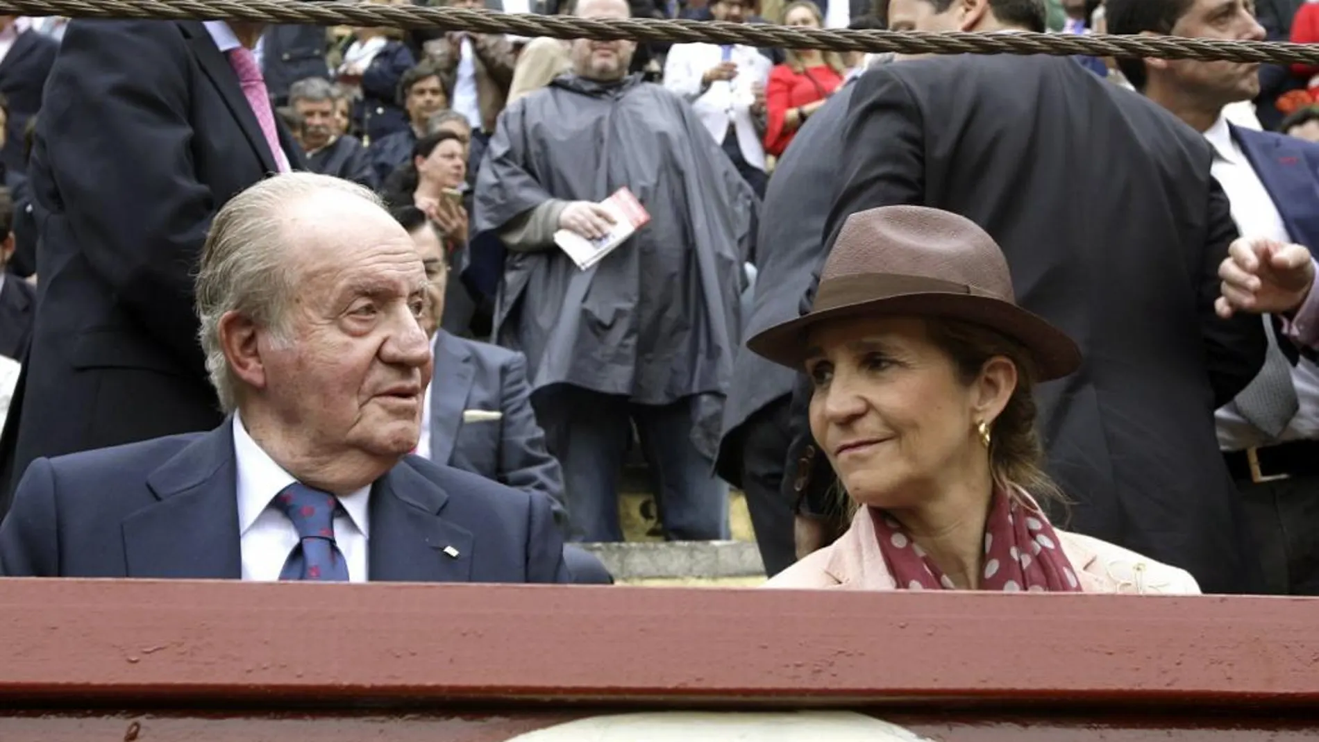 Don Juan Carlos conversa con la infanta Elena en los tendidos de la plaza de toros de Jerez