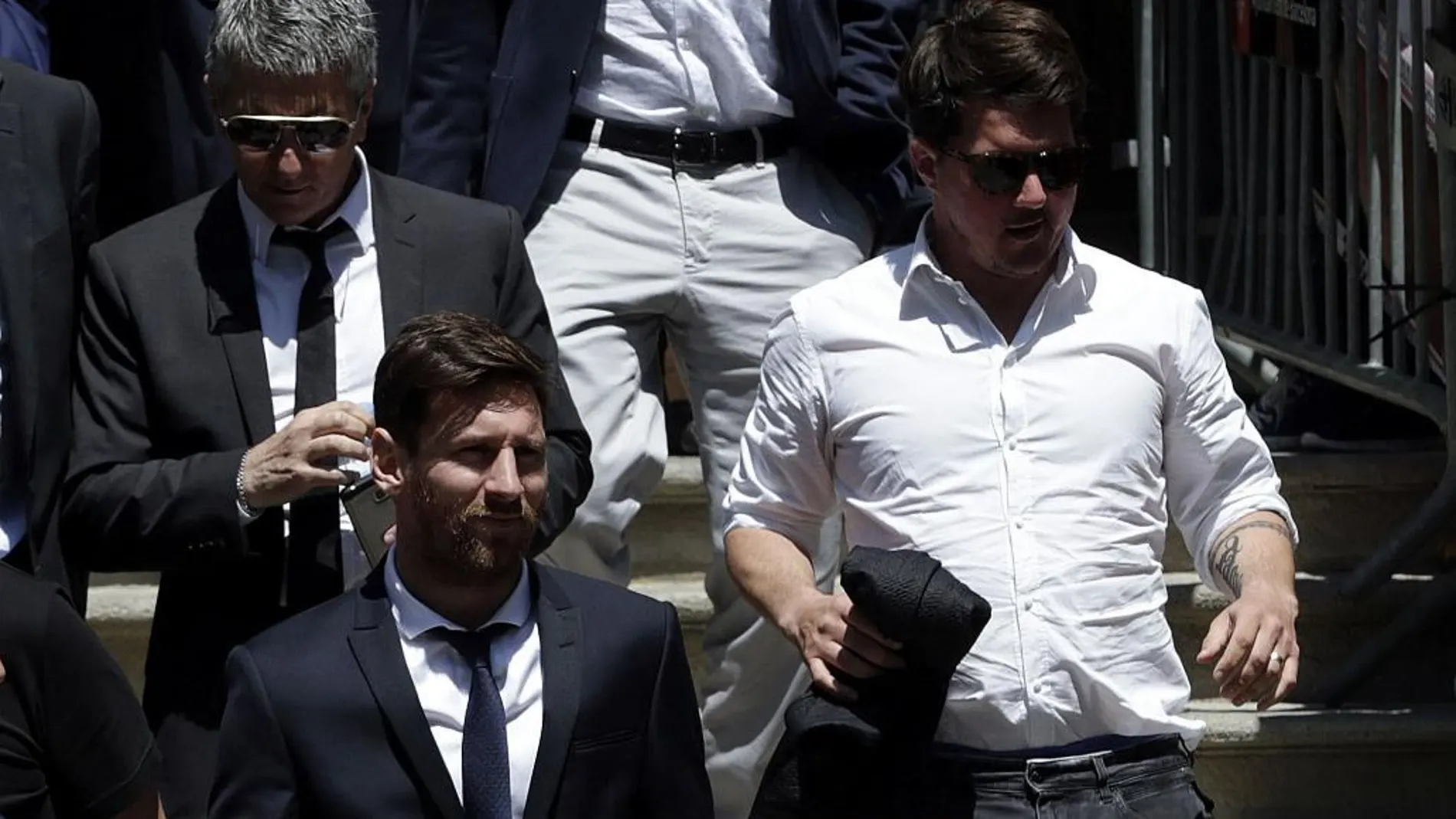 El jugador del FC Barcelona Lionel Messi (c), junto a su padre, Jorge Horacio Messi (detrás), y su hermano Rodrigo Messi.