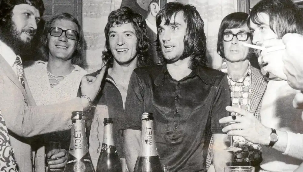 George Best, con las patillas, en el centro de la imagen y de la fiesta, como siempre, regada con alcohol