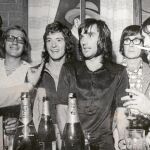 George Best, con las patillas, en el centro de la imagen y de la fiesta, como siempre, regada con alcohol