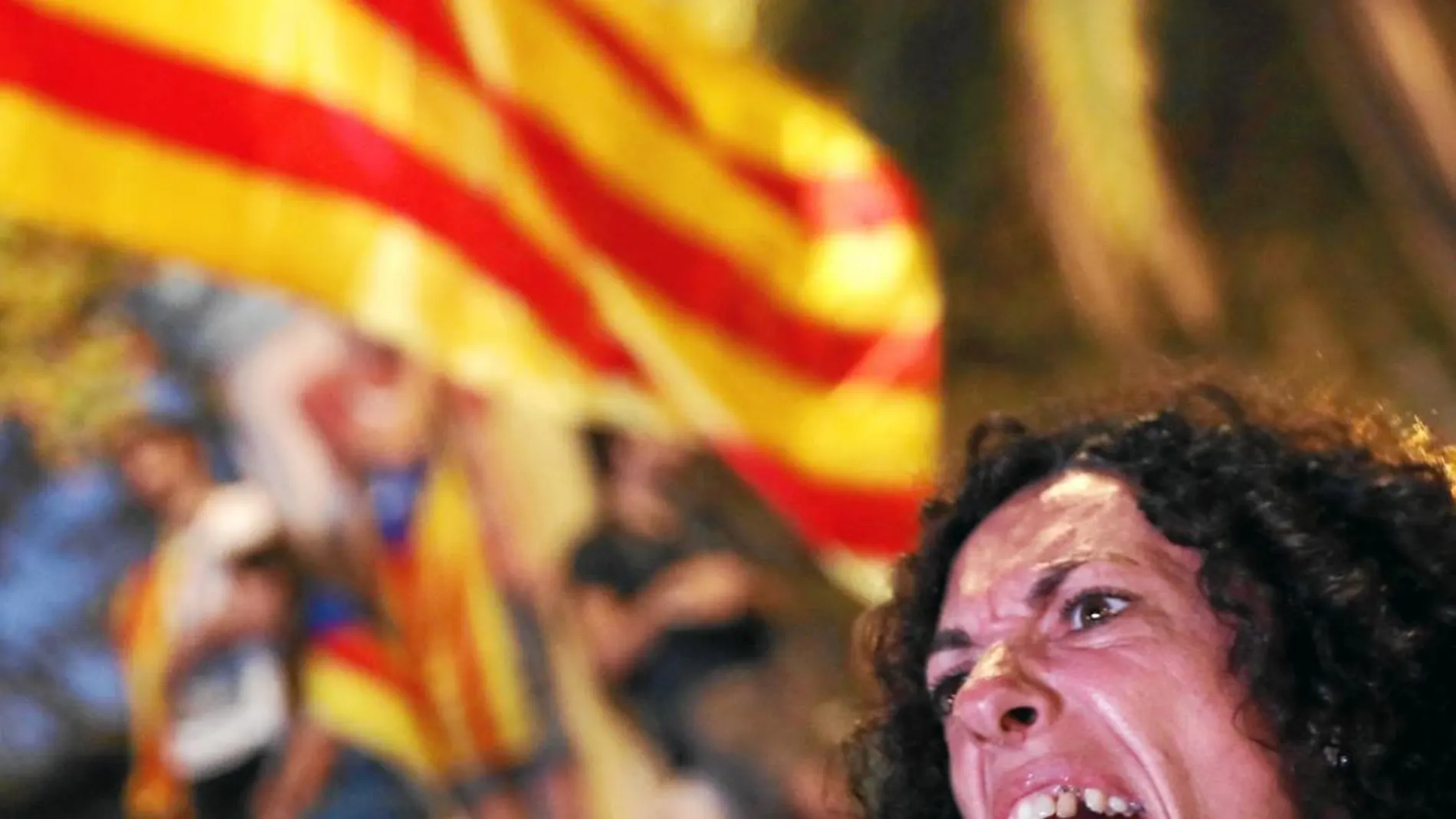 Una soberanista, enfurecida tras escuchar el discurso de Puigdemont en el Pleno el pasado miércoles