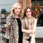 En el Mercadillo de Navidad de la calle Jorge Juan; en casa, con su joven amiga Irene