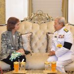 La Reina Sofía, con el general Surayud Chulanont a su llegada a Bangkok /Ap