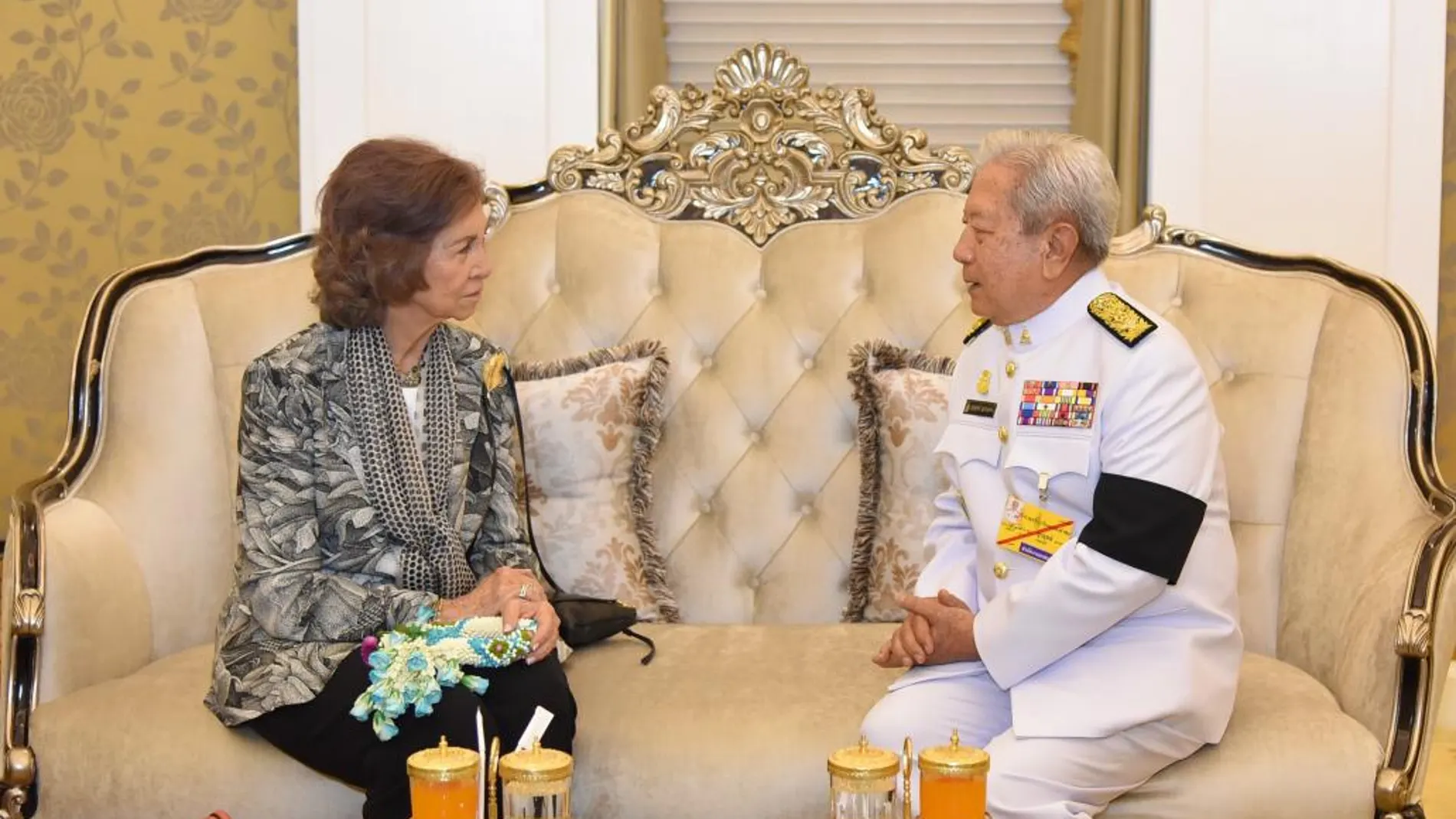 La Reina Sofía, con el general Surayud Chulanont a su llegada a Bangkok /Ap