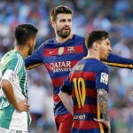 Piqué y Messi hablan al árbitro durante el partido contra el betis