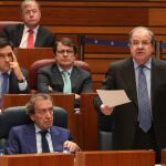 Herrera, durante un instante de su cara a cara con el líder socialista, Luis Tudanca, ayer en las Cortes