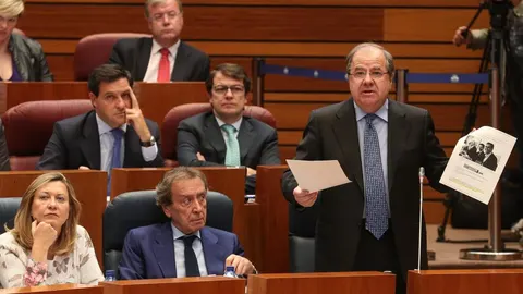 Herrera, durante un instante de su cara a cara con el líder socialista, Luis Tudanca, ayer en las Cortes