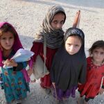 Varias niñas afganas asisten a clase a las afueras de Jalalabad (Afganistán)