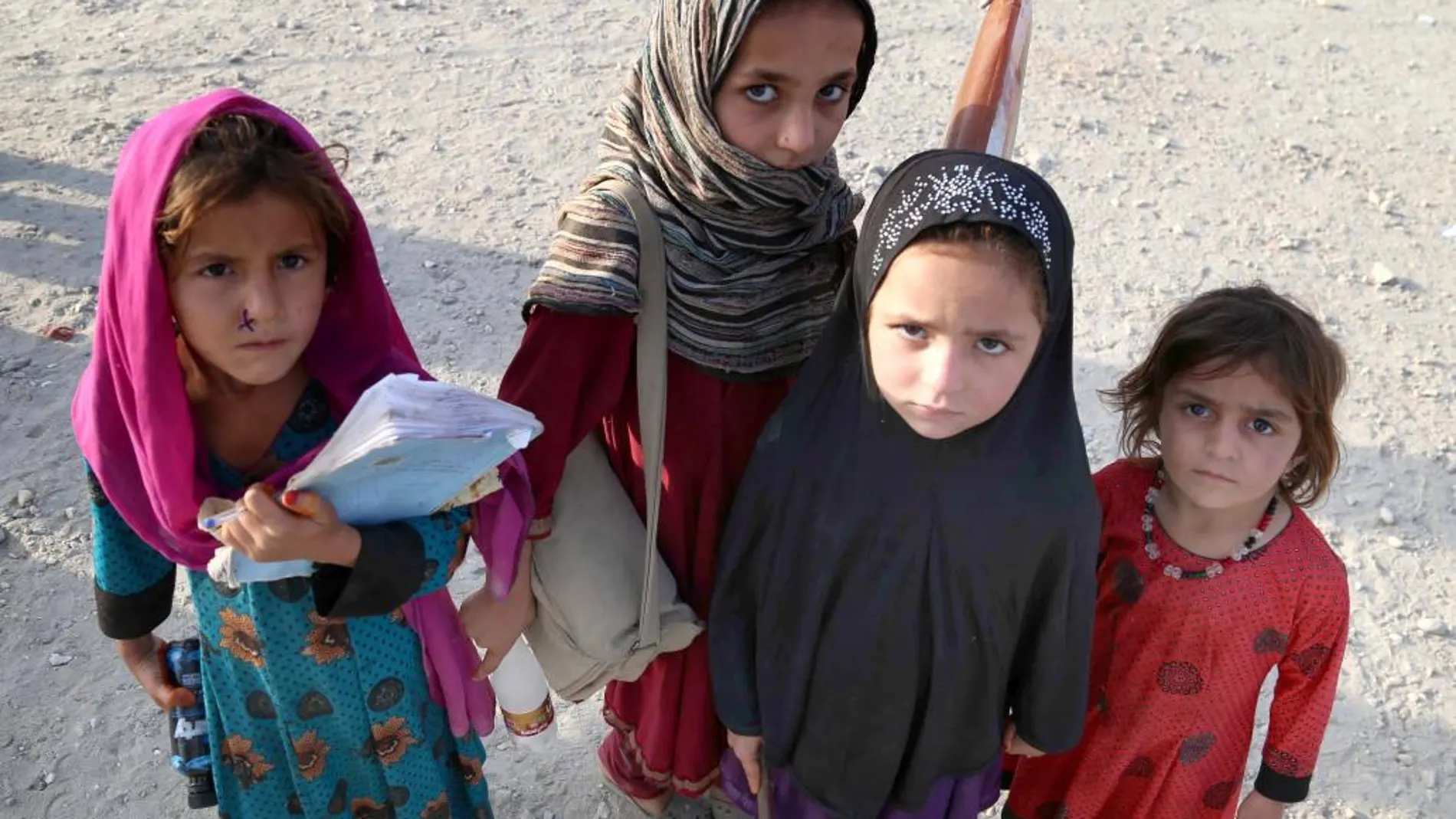 Varias niñas afganas asisten a clase a las afueras de Jalalabad (Afganistán)