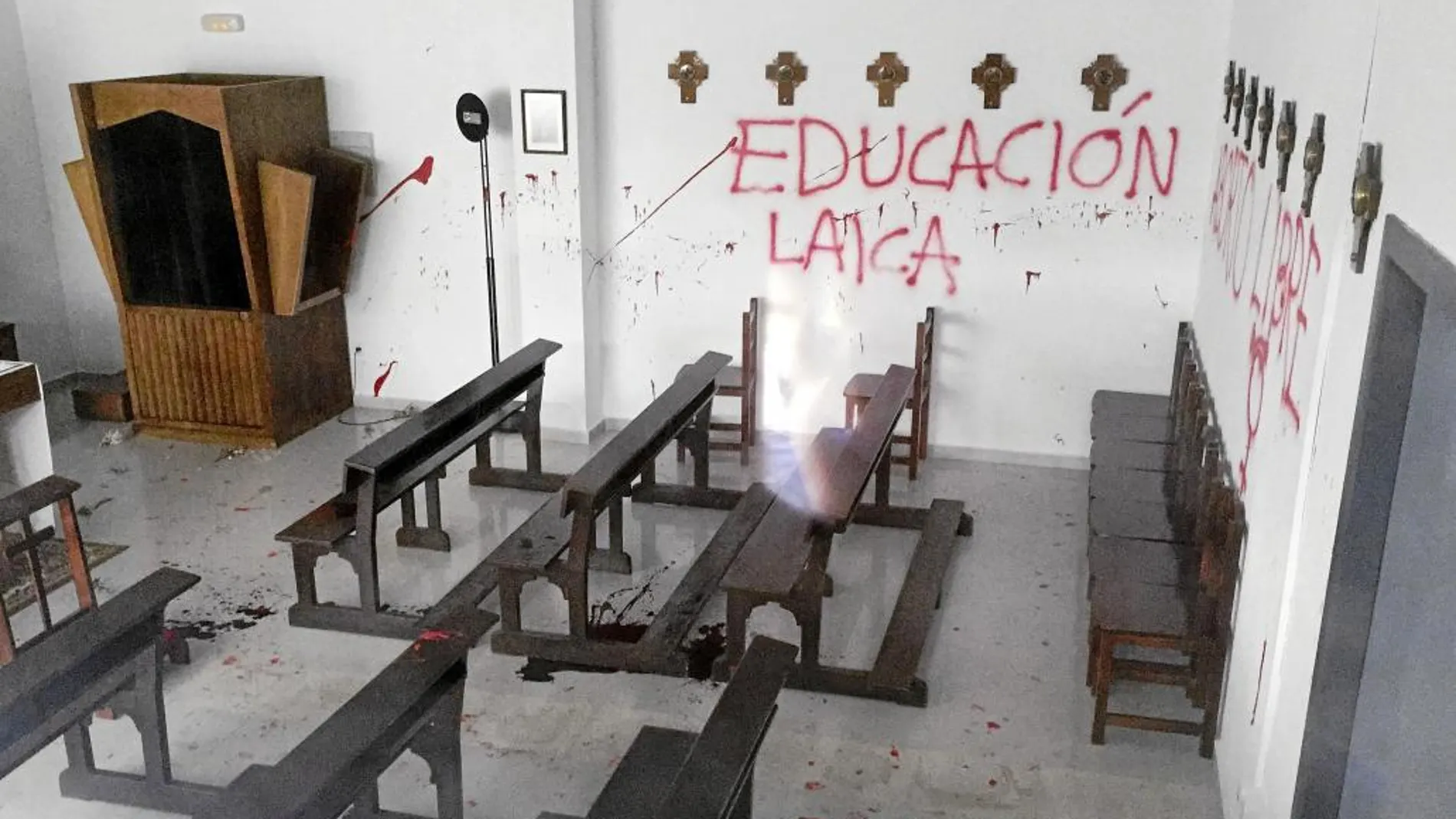 Las autoras del acto vandálico derramaron pintura roja y pintaron las paredes con mensajes anticlericales