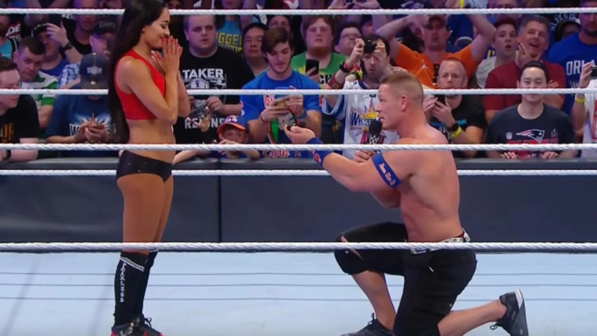 John Cena declarándose a Nikki Bella en el ring