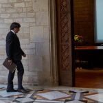 El presidente de la Generalitat, Carles Puigdemont, regresa a su despacho tras la comparecencia que ha realizado esta tarde en el Palau de la Generalitat, en Barcelona. EFE/Alejandro García