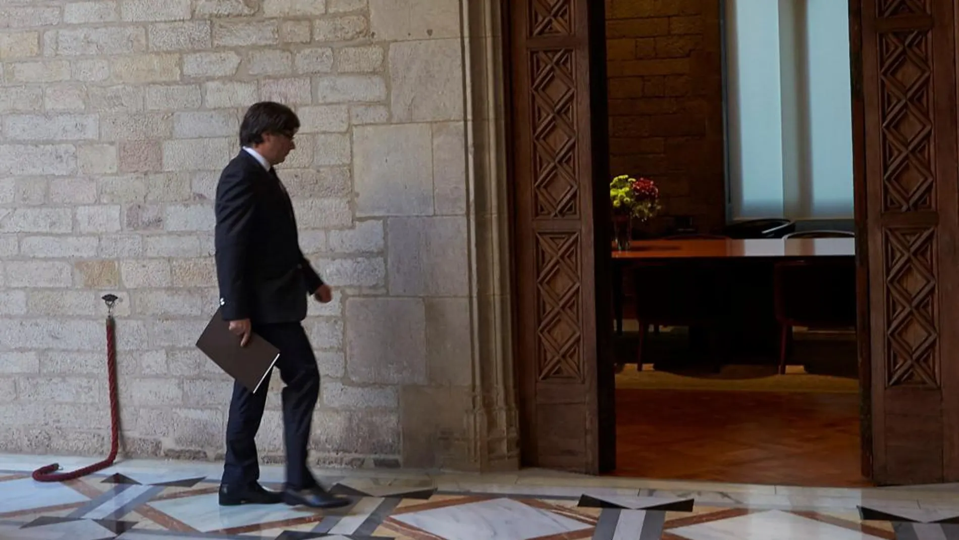 El presidente de la Generalitat, Carles Puigdemont, regresa a su despacho tras la comparecencia que ha realizado esta tarde en el Palau de la Generalitat, en Barcelona. EFE/Alejandro García