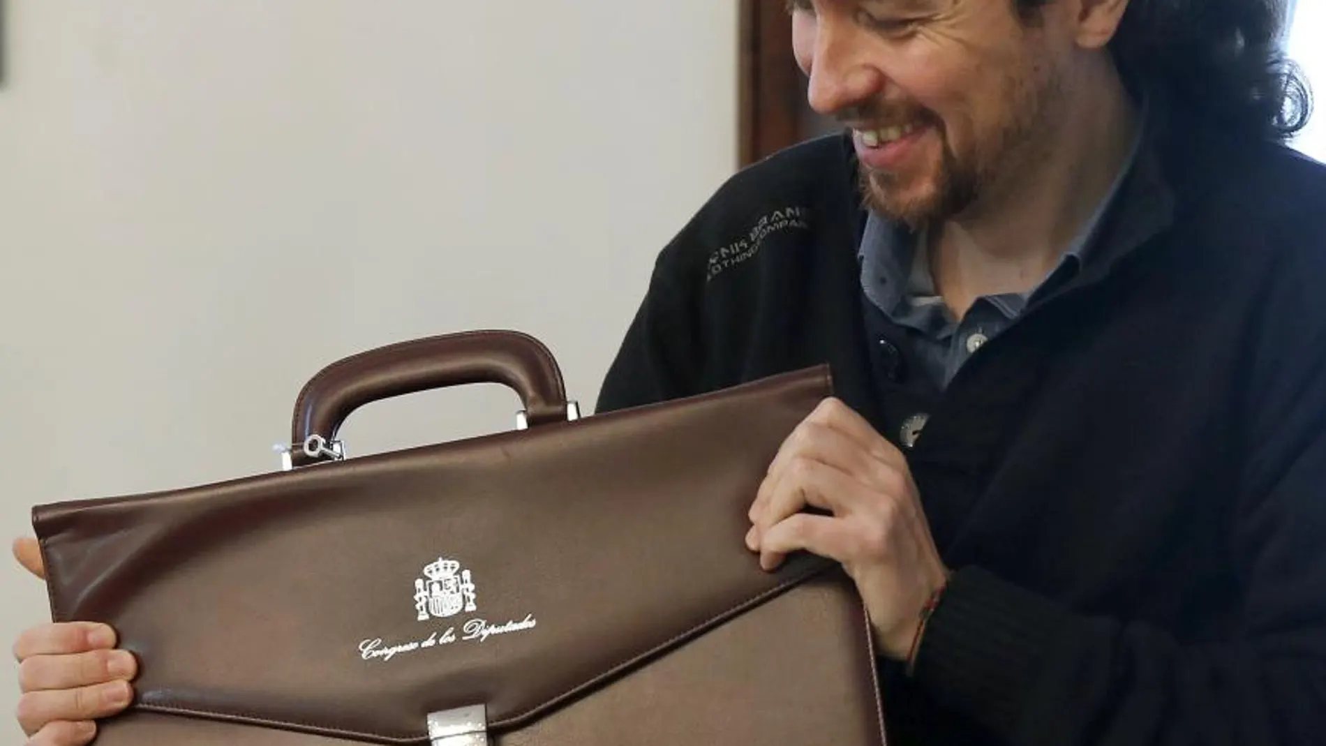 El líder de Podemos, Pablo Iglesias, muestra su nuevo maletín como miembro en el Congreso de los Diputados