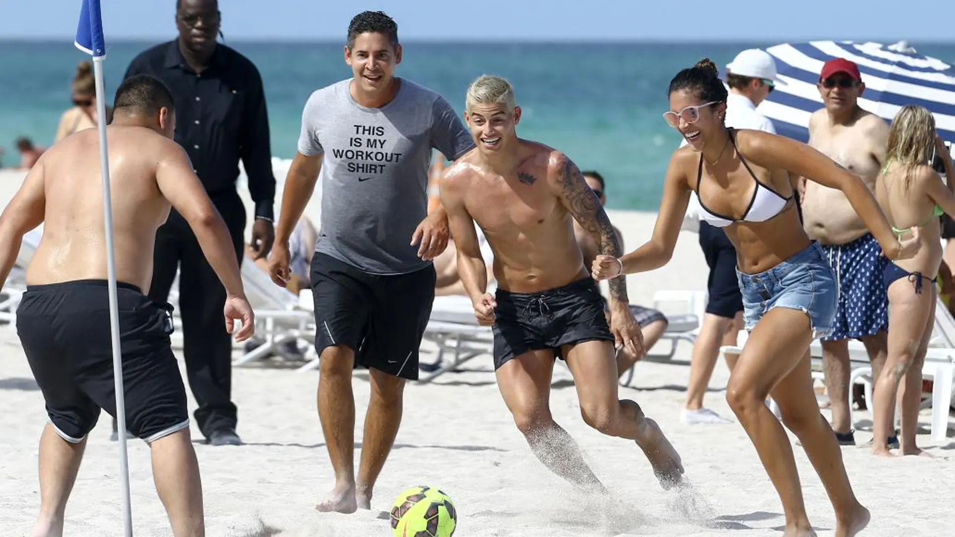 James Rodriguez juega al fútbol con unos fans