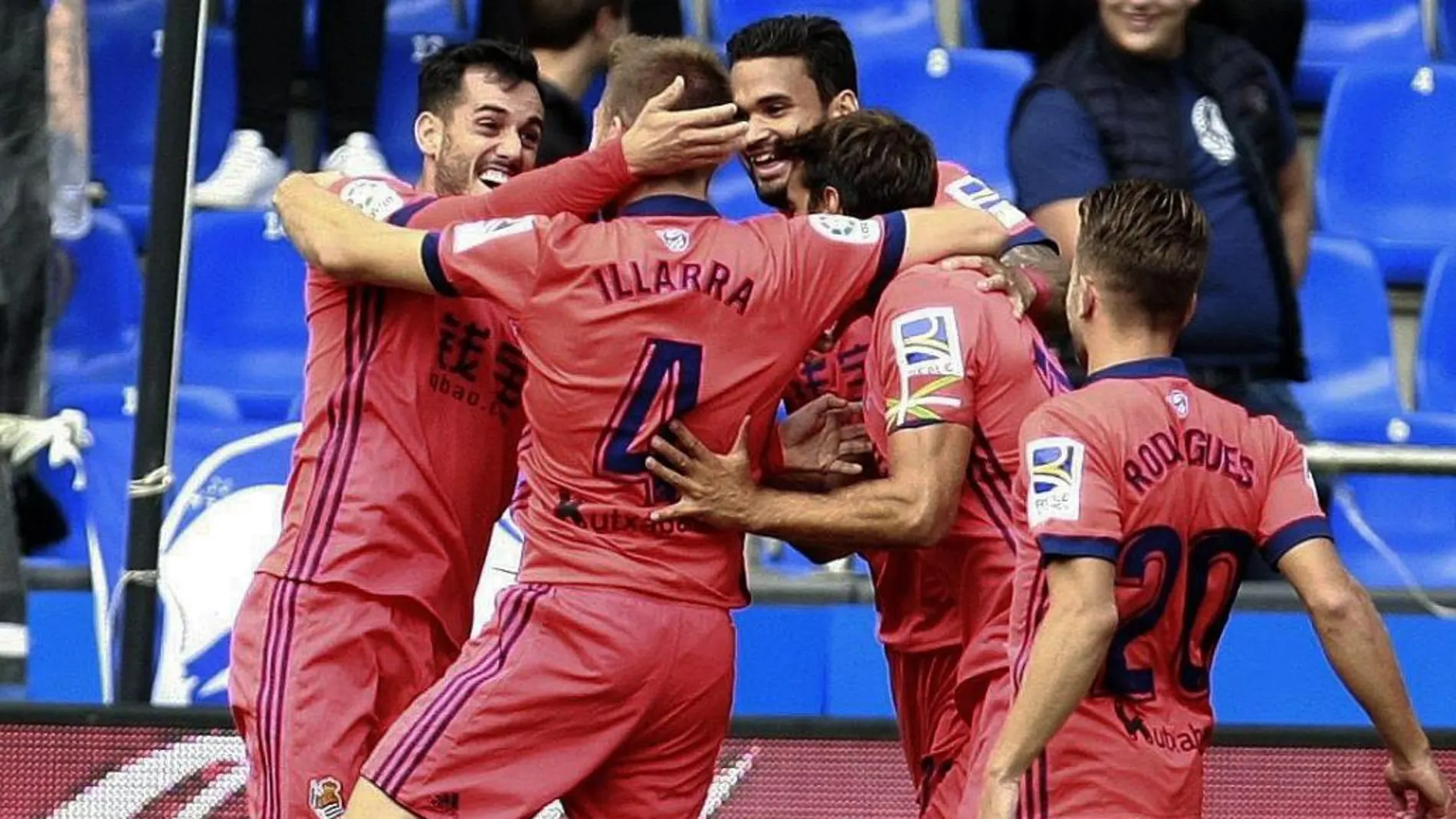 El centrocampista de la Real Sociedad Asier Illarramendi celebra con sus compañeros el gol conseguido ante el Deportivo de la Coruña, segundo para el conjunto vasco