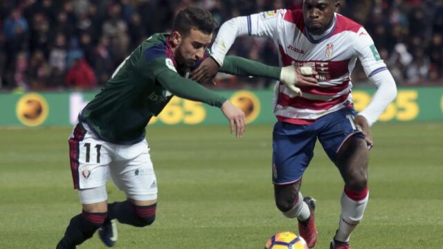El delantero del Osasuna Alejandro Berenguer y el centrocampista francés del Granada Jeremie Boga durante el partido