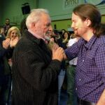 Pablo Iglesias saluda el exdirigente de IU, Julio Anguita, a la finalización de un acto de precampaña