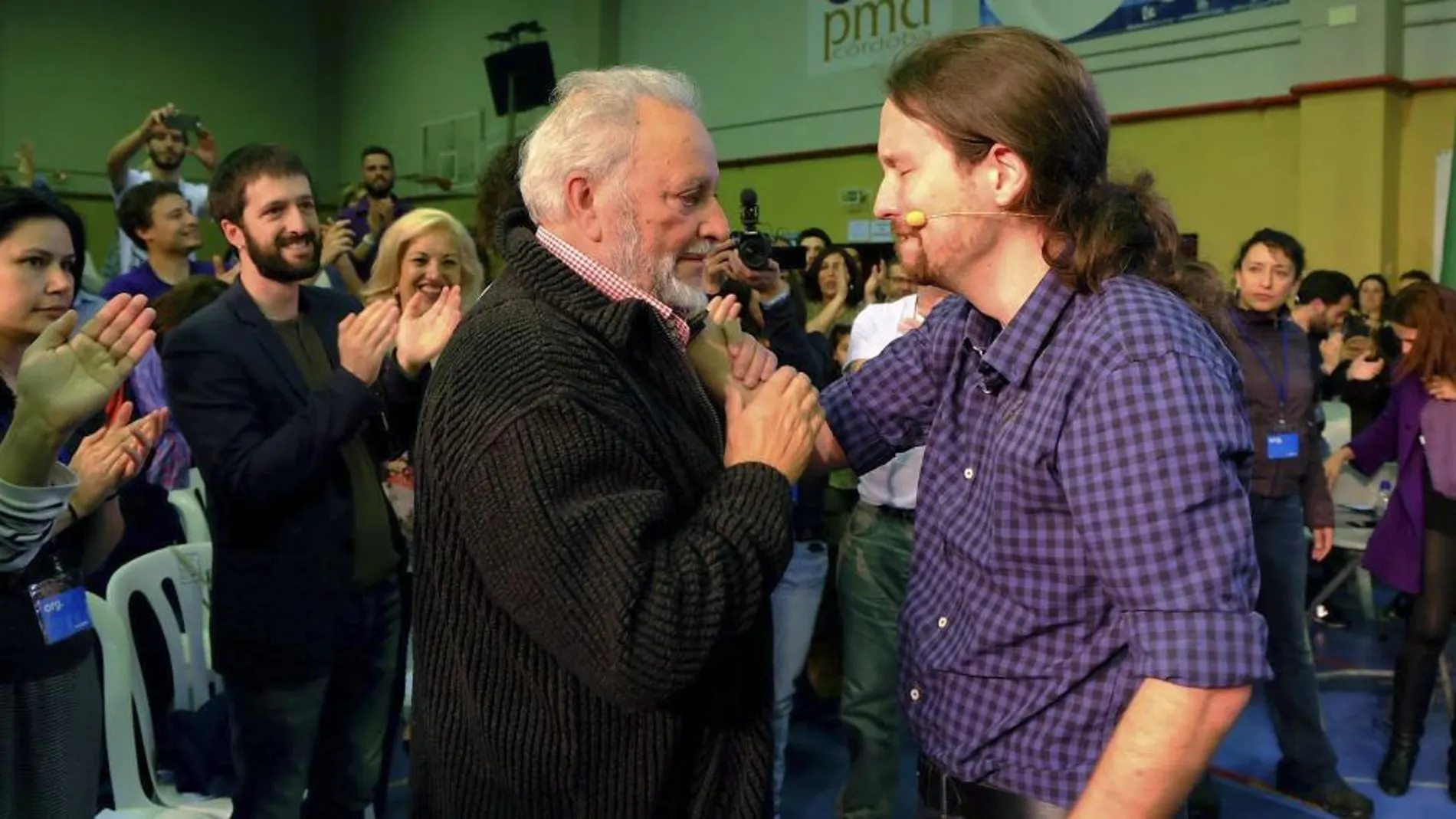 Pablo Iglesias saluda el exdirigente de IU, Julio Anguita, a la finalización de un acto de precampaña