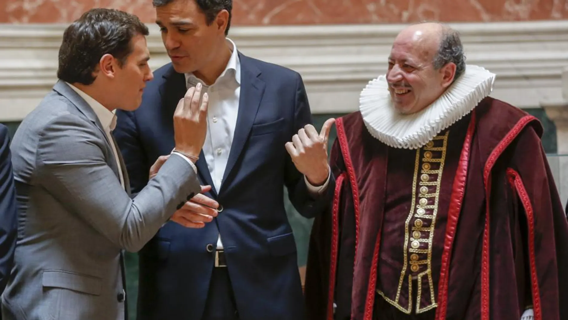Albert Rivera y Pedro Sánchez charlan animadamente junto a Miguel de Cervantes