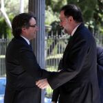 El presidente de la Generalitat, Carles Puigdemont (i), saluda al presidente del Gobierno, Mariano Rajoy (d), durante la inaguración del Automobile Barcelona.