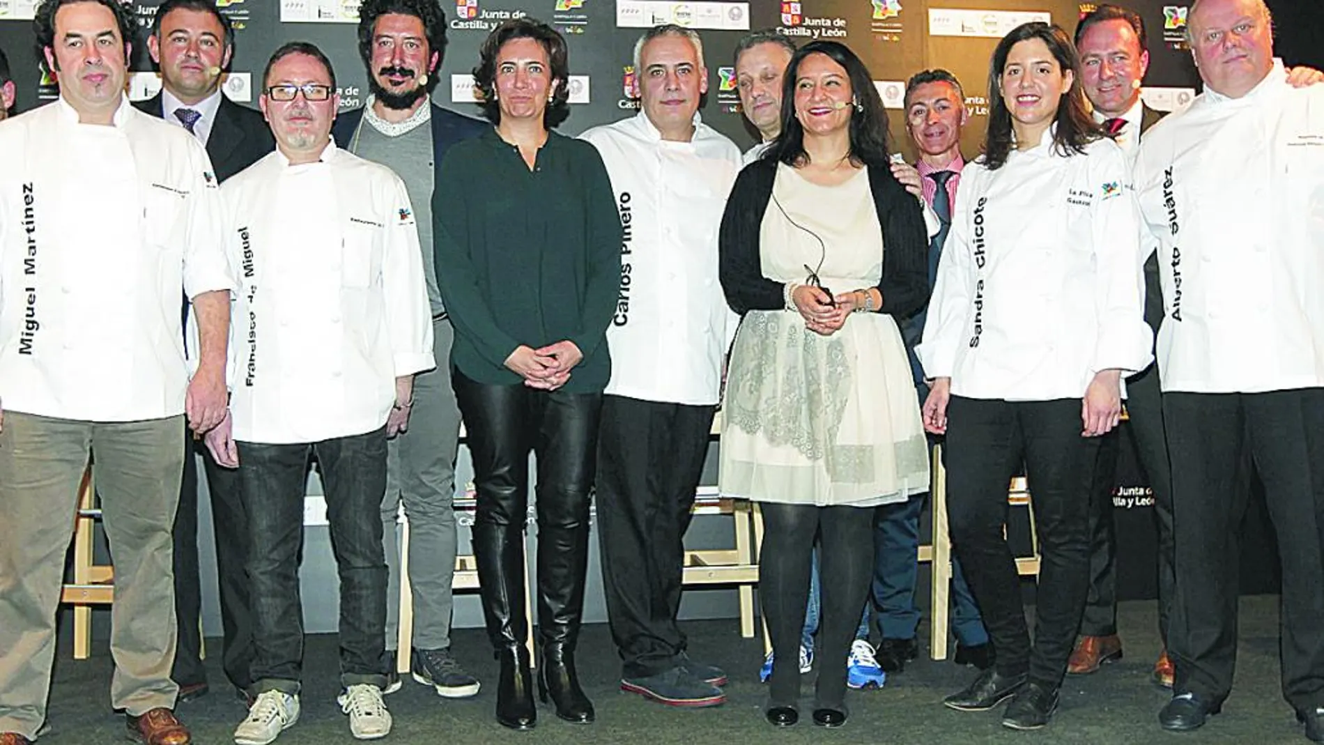 María Josefa García Cirac junto a cocineros y representantes de rutas enoturísticas, durante la presentación en Madrid