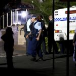 Agentes de Policía, junto a la comisaría atacada en el barrio de Parramatta, en Sídney.