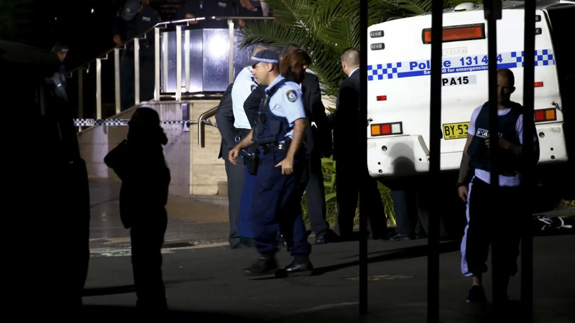 Agentes de Policía, junto a la comisaría atacada en el barrio de Parramatta, en Sídney.