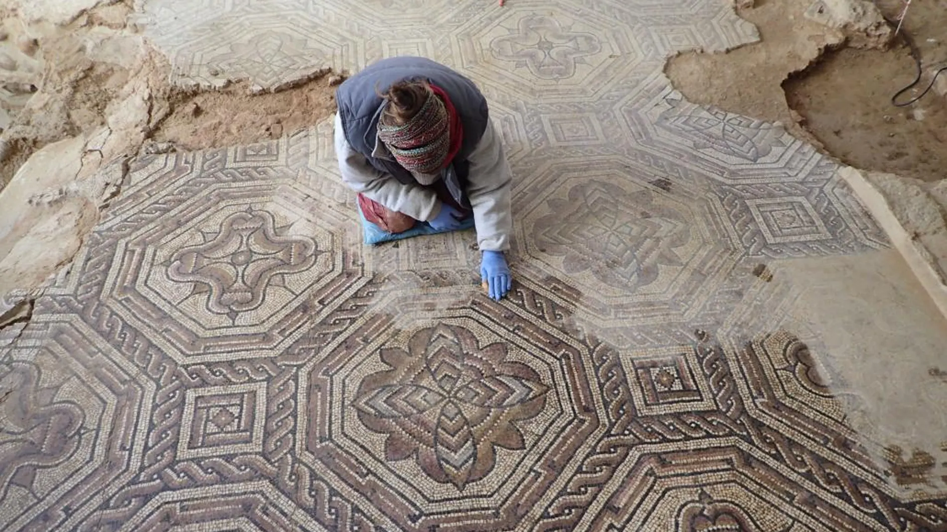 Trabajos de restauración que se están llevando a cabo en la villa romana de Camarzana de Tera (Zamora)