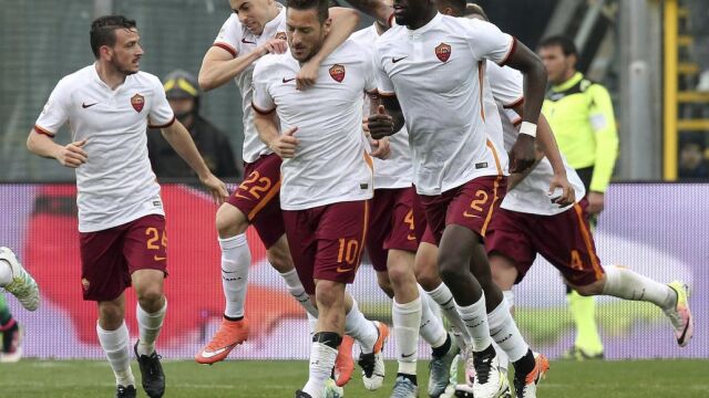 Francesco Totti celebra el tercer gol con su equipo