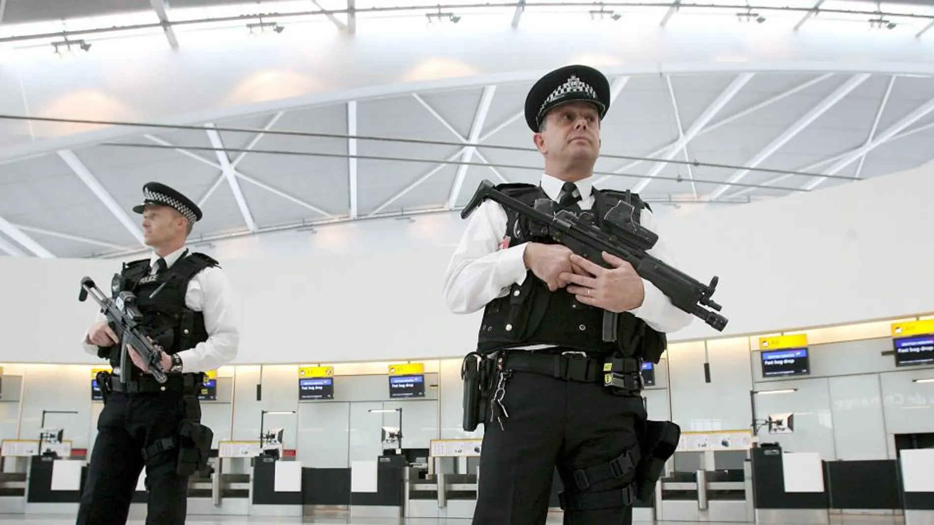 Dos agentes de policía patrullan por la nueva terminal 5 del aeropuerto de Heathrow en Londres.