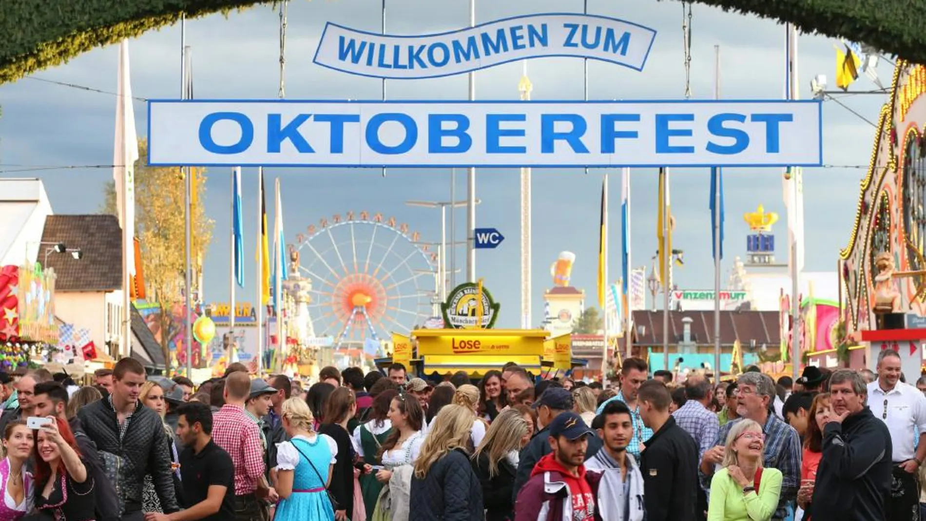Visitantes a la gran fiesta de la cerveza en Múnich