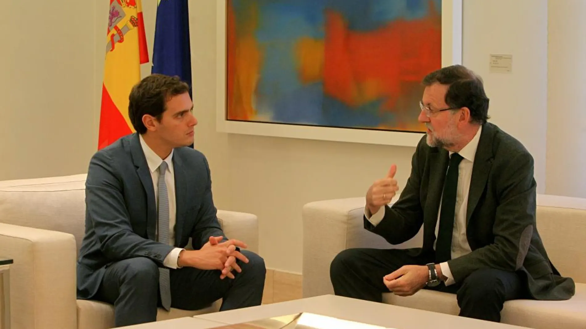 El presidente del Gobierno en funciones, Mariano Rajoy, en su última reunión con Albert Rivera, líder de Ciudadanos, en Moncloa