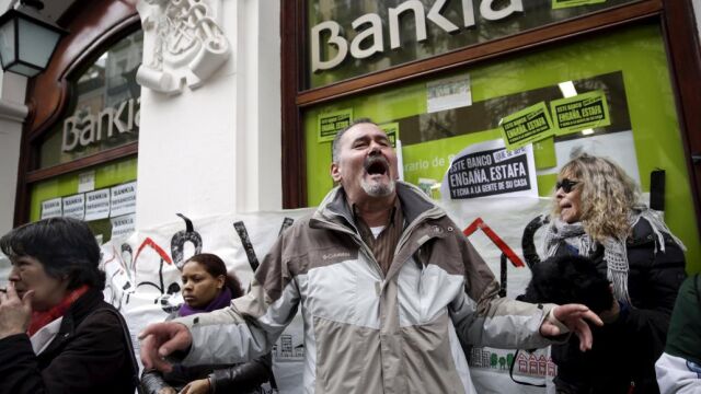 Protesta ante una oficina de Bankia