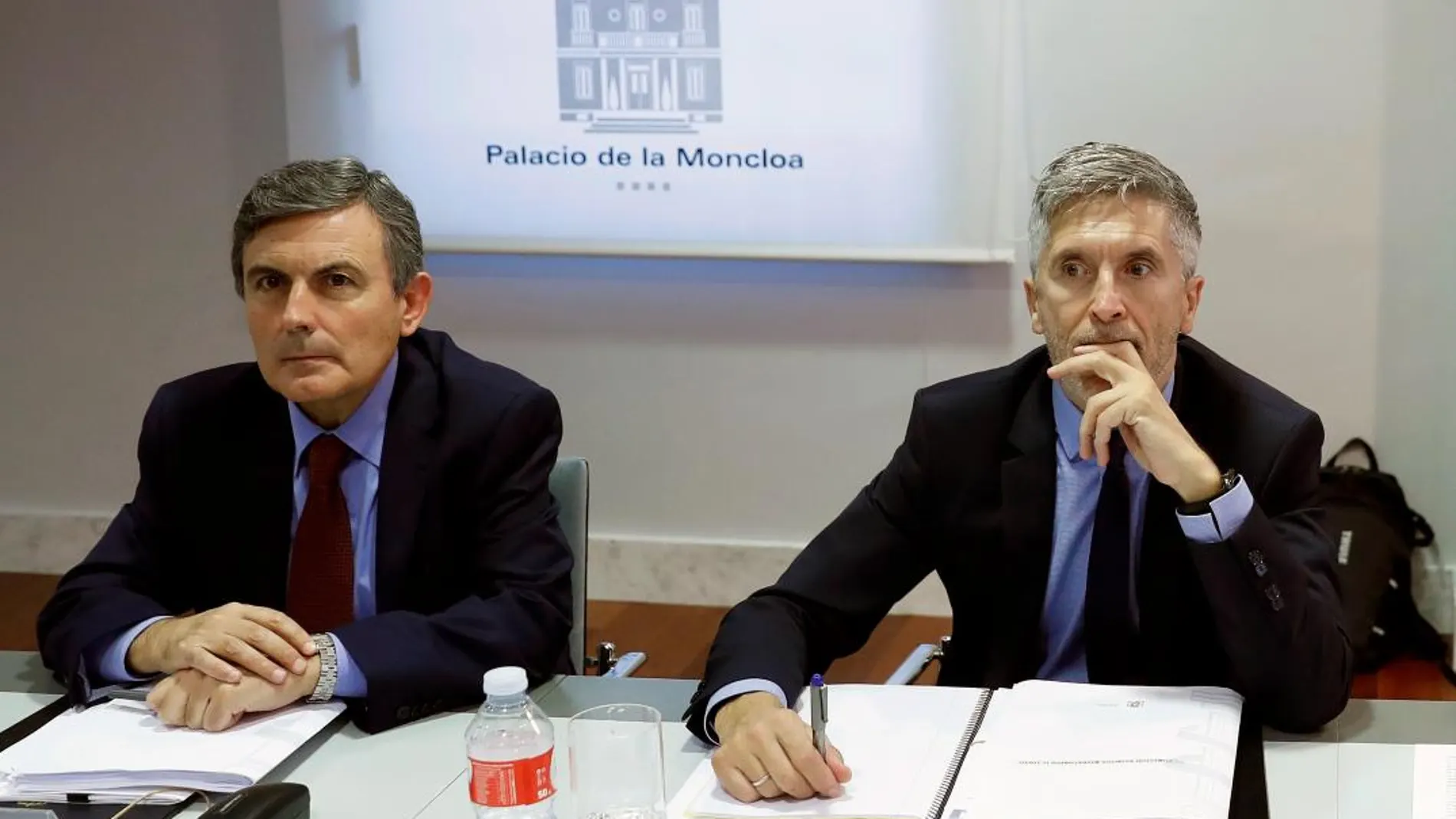 El titular de Interior, Fernando Grande- Marlaska (d) y el secretario de Estado de Infraestructuras, Pedro Saura, ayer / Foto: Efe