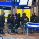 Agentes de la Policía holandesa aseguran la vía tres de la estación de Rotterdam en la que permanece estacionado el tren Thalys