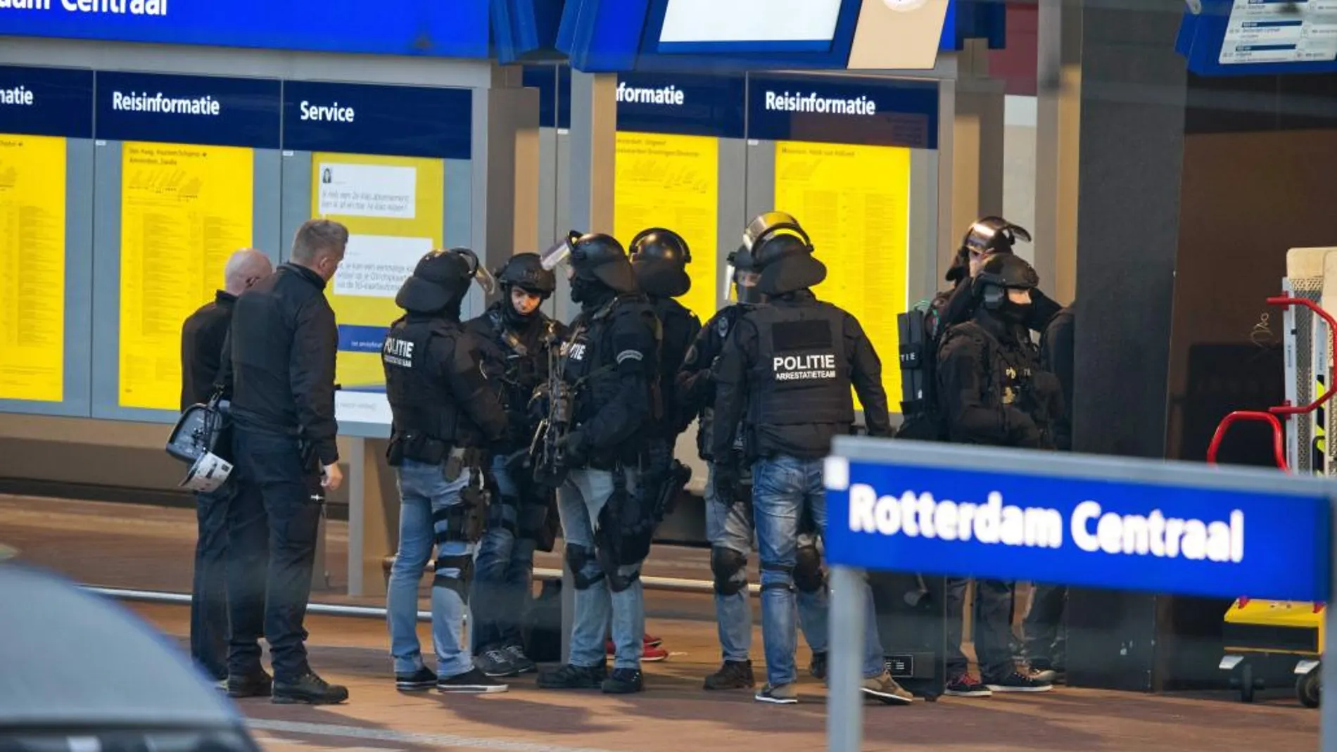 Agentes de la Policía holandesa aseguran la vía tres de la estación de Rotterdam en la que permanece estacionado el tren Thalys