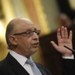 El ministro de Hacienda, Cristóbal Montoro, ha defendido en el Congreso los presupuestos para 2016
