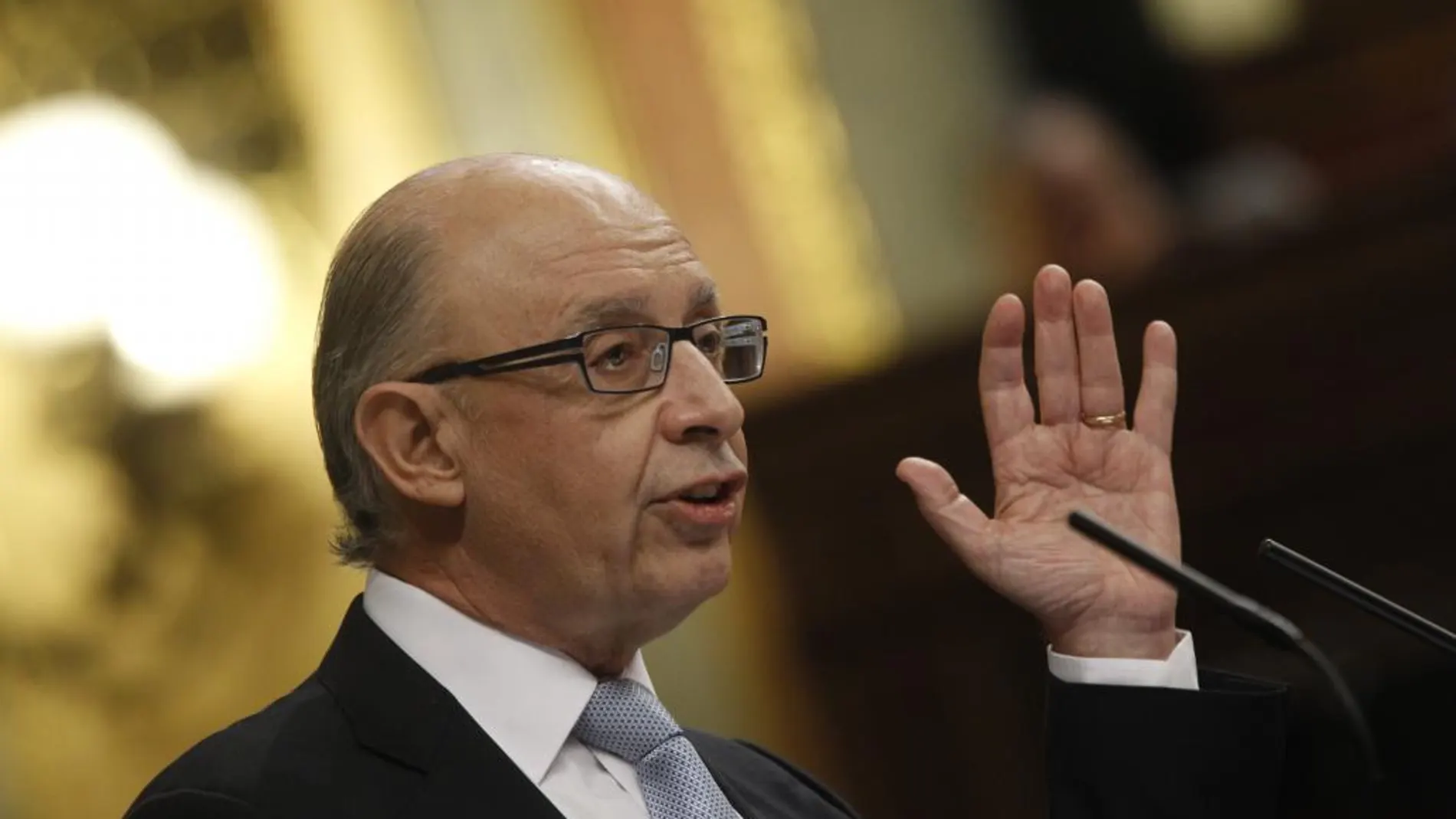 El ministro de Hacienda, Cristóbal Montoro, ha defendido en el Congreso los presupuestos para 2016