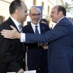El nuevo rector de la UPCT, Alejandro Díaz Morcillo (dcha.), estrecha la mano al presidente Pedro Antonio Sánchez (izda.)