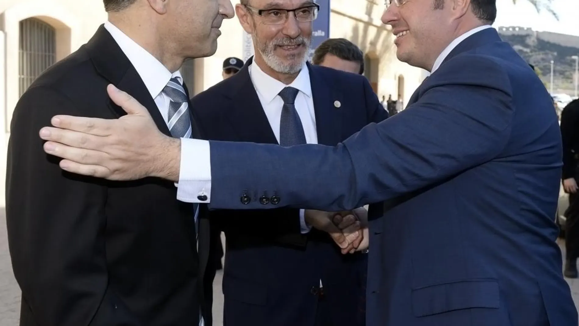 El nuevo rector de la UPCT, Alejandro Díaz Morcillo (dcha.), estrecha la mano al presidente Pedro Antonio Sánchez (izda.)
