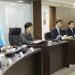 Fotografía facilitada por la presidencia surcoreana que muestra la reunión de urgencia del Consejo de Seguridad Nacional presidida por la presidenta, Park Geun-hye (3ºizda).