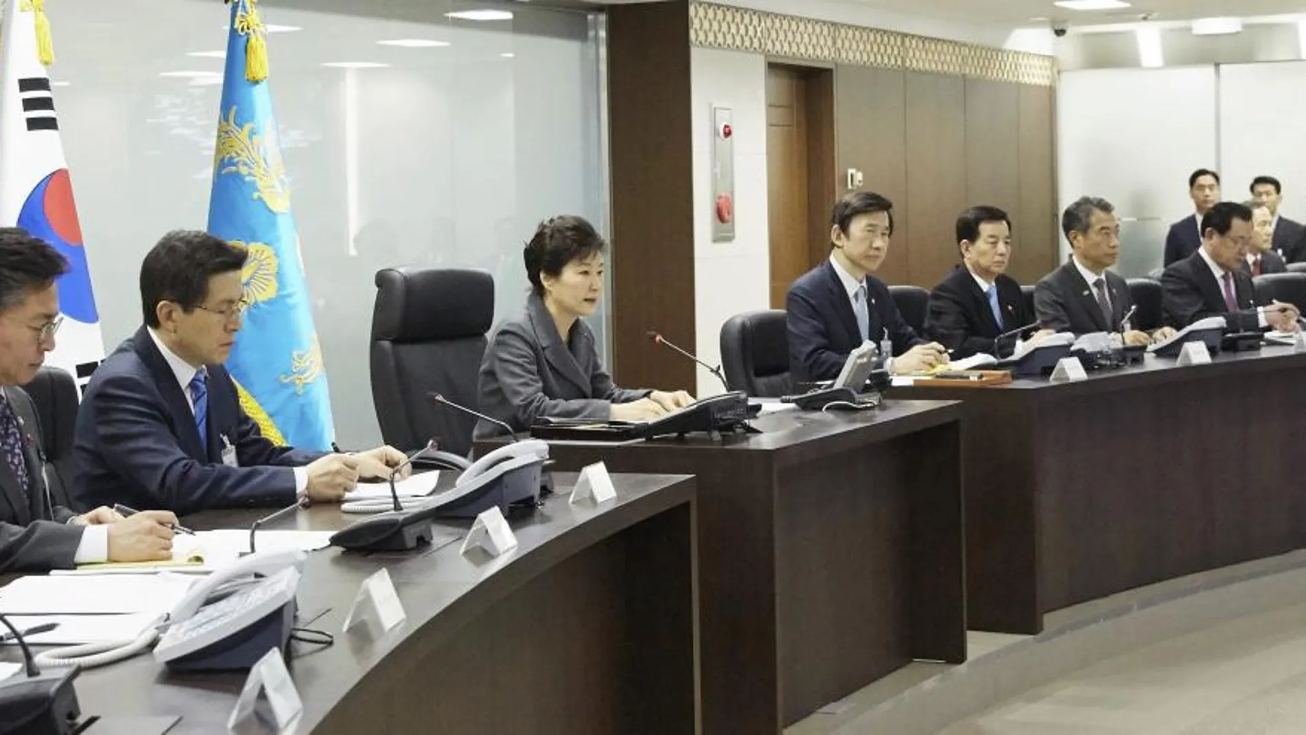 Fotografía facilitada por la presidencia surcoreana que muestra la reunión de urgencia del Consejo de Seguridad Nacional presidida por la presidenta, Park Geun-hye (3ºizda).