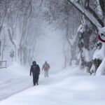 El temporal ha provocado una drástica bajada de temperaturas en toda Europa. En la imagen, dos personas caminan por una carretera de Estambul