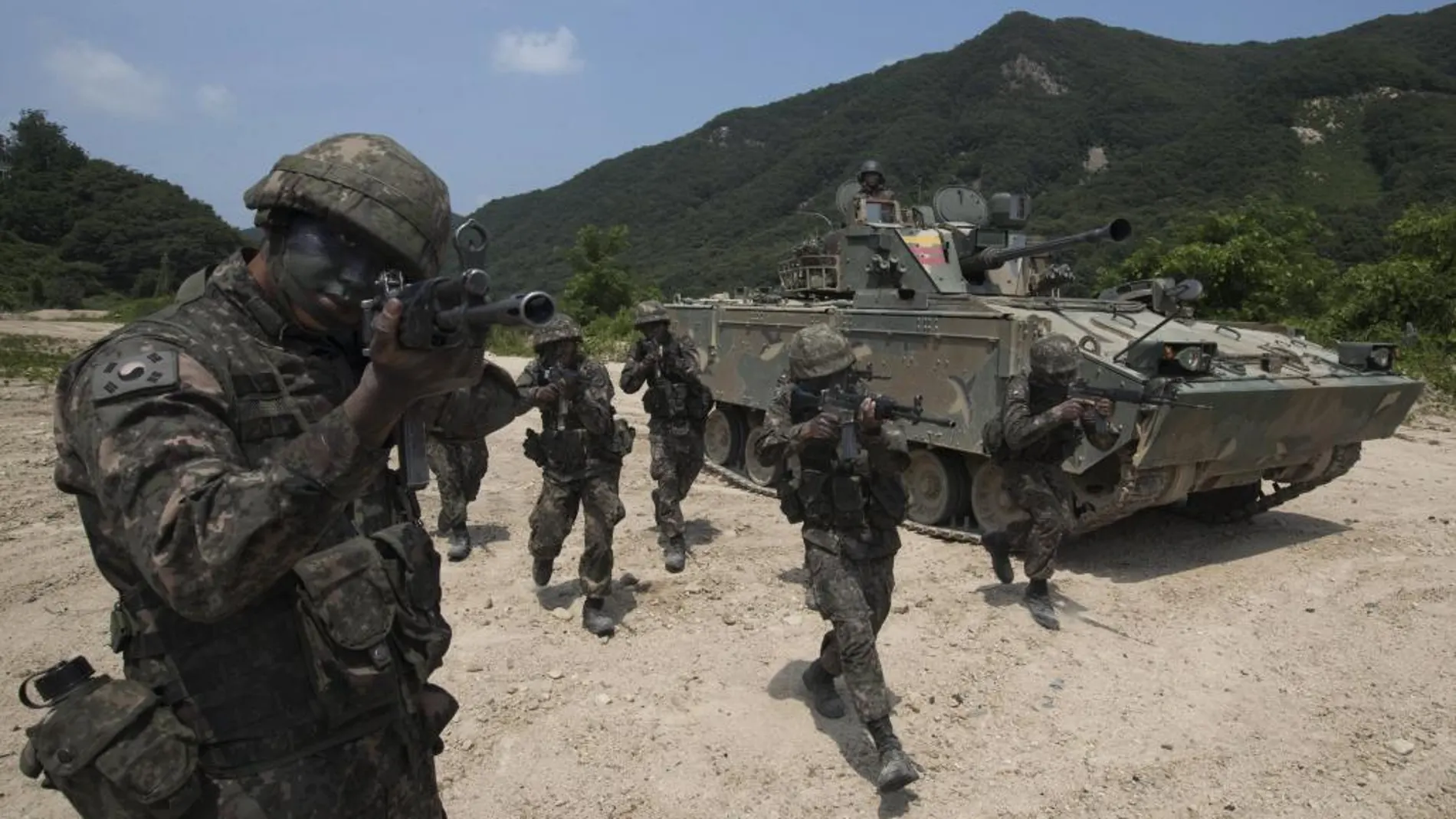 Soldados de la división de infantería mecanizada del Ejército surcoreano participan en un simulacro contra cualquier amenaza por parte de Corea del Norte, en Cherwon, al norte de Seúl (Corea del Sur), ayer