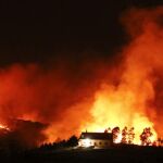 Vista general del incendio declarado en el monte Igueldo en San Sebastián, en el que ya han ardido 50 hectáreas de la ladera orientada al mar