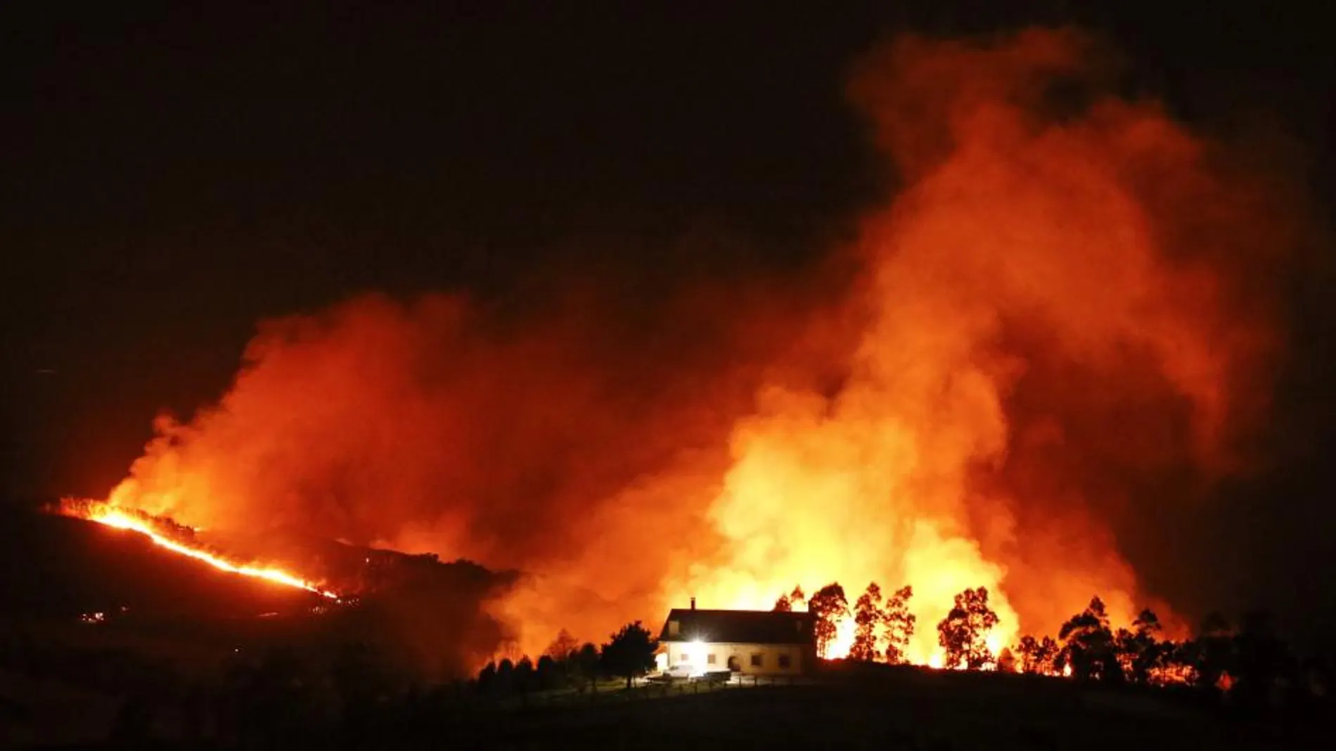 Vista general del incendio declarado en el monte Igueldo en San Sebastián, en el que ya han ardido 50 hectáreas de la ladera orientada al mar