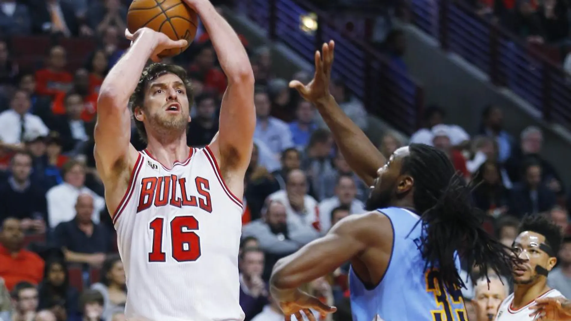 Pau Gasol (16) durante un partido de la NBA ante el jugador de los Denver Nuggets, Kenneth Faried (35)